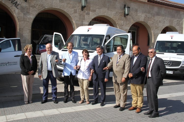 Gobierno Regional cumple compromiso y traspasa oficialmente 5 vehículos a Fundación Teletón