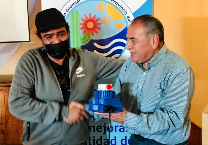 Familias de La Higuera reciben bombas de cloración de agua para sus sistemas de Agua Potable Rural