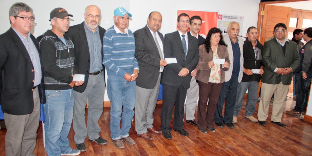 Autoridades entregan bono especial de emergencia a cerca de 300 agricultores y crianceros de La Serena