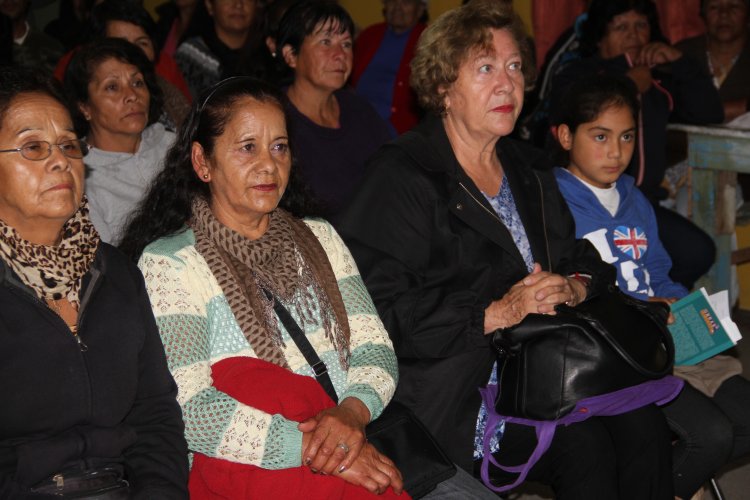 Vecinos de Altovalsol participan activamente en diálogo ciudadano por Ruta 41