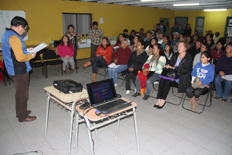 Vecinos de Altovalsol participan activamente en diálogo ciudadano por Ruta 41