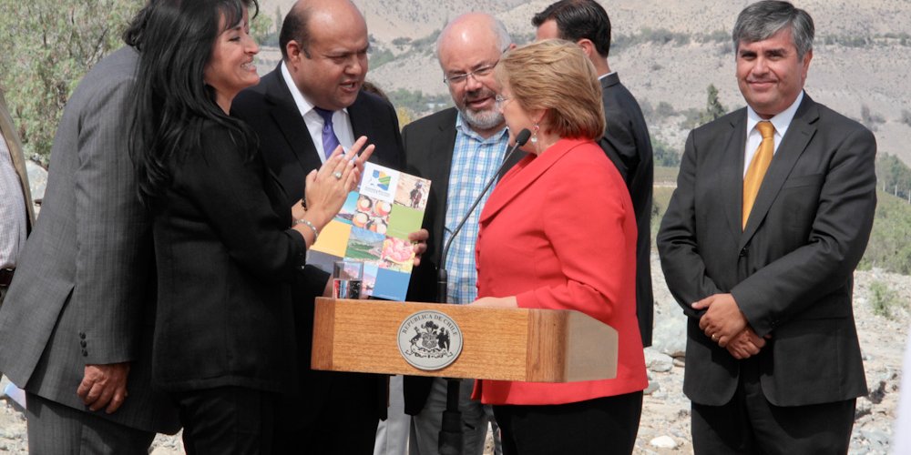 Consejeros Regionales entregan invitación a Presidenta Bachelet para que asista a sesión del cuerpo colegiado