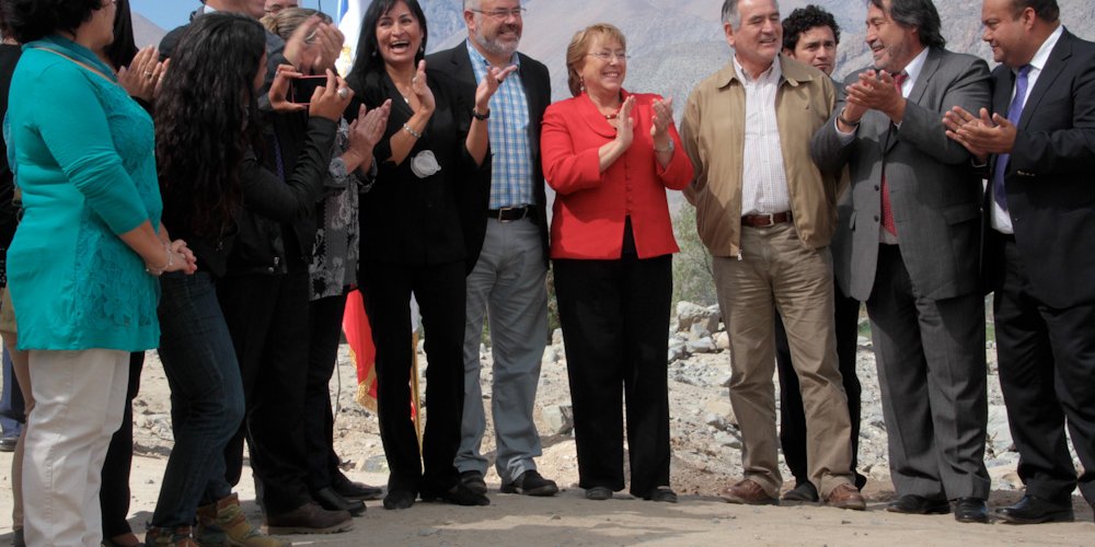 Consejeros Regionales entregan invitación a Presidenta Bachelet para que asista a sesión del cuerpo colegiado