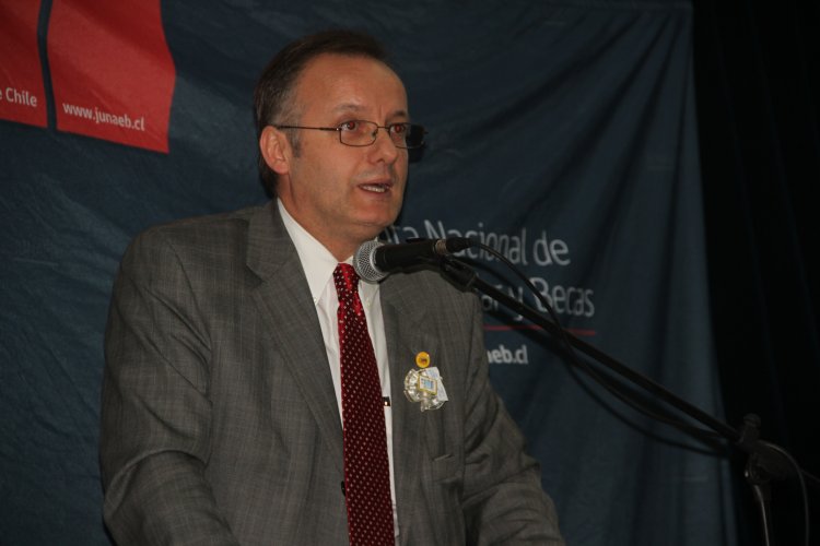 Entregan modernos computadores para apoyar enseñanza de 2.600 escolares