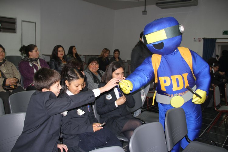 Entregan modernos computadores para apoyar enseñanza de 2.600 escolares