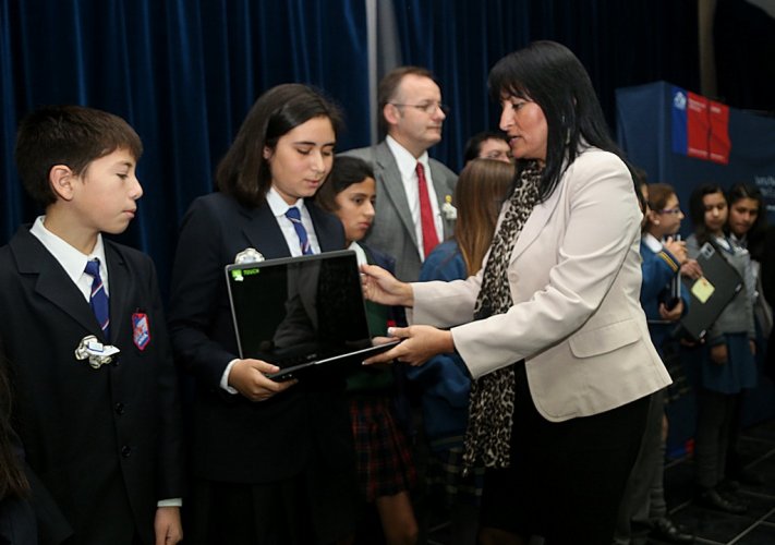 Entregan modernos computadores para apoyar enseñanza de 2.600 escolares