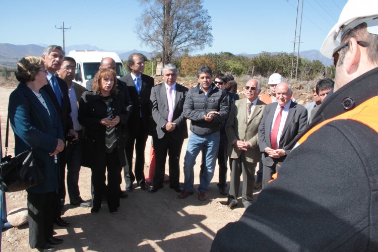 Diez proyectos del programa de mejoramiento de caminos básicos rurales son ejecutados en 2015 en la Provincia de Elqui