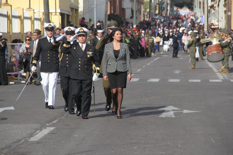 Conmemoran el 21 de mayo con acto, desfile y ofrendas en el mar
