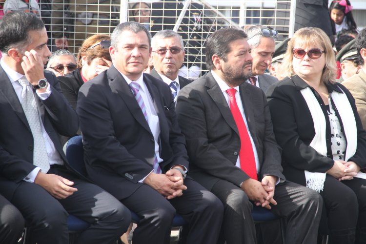Conmemoran el 21 de mayo con acto, desfile y ofrendas en el mar