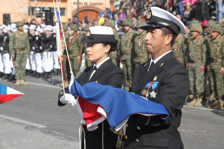 Conmemoran el 21 de mayo con acto, desfile y ofrendas en el mar