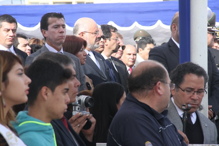 Conmemoran el 21 de mayo con acto, desfile y ofrendas en el mar