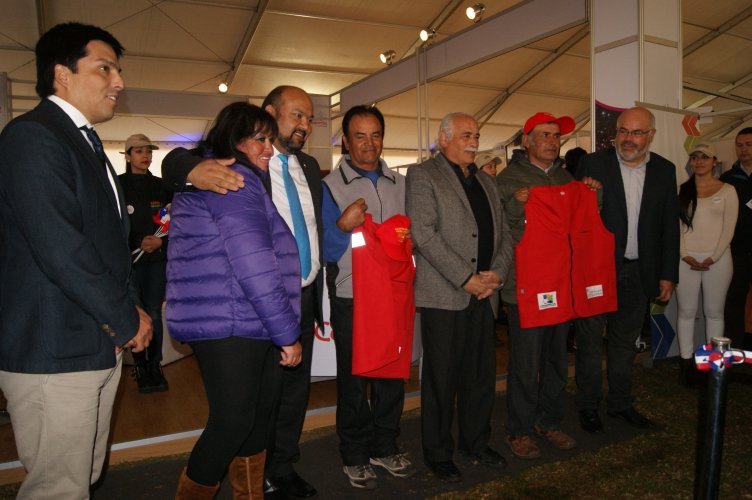 Gobierno Regional entrega indumentarias para cuidadores de estacionamientos de vehículos