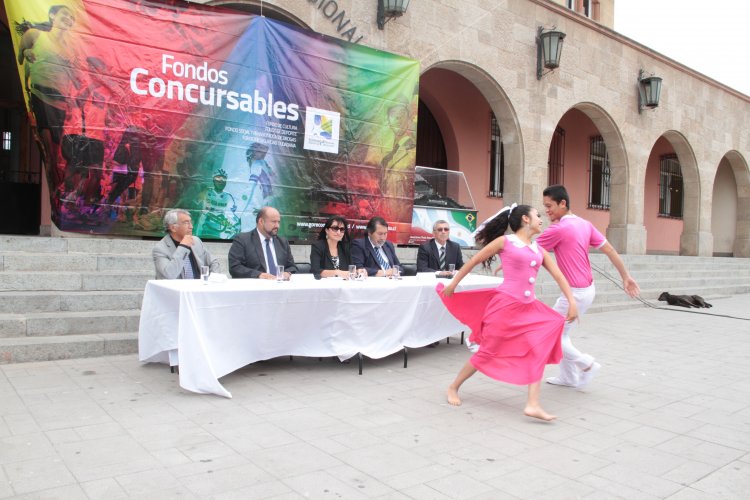 Crean Comité Resolutivo encargado de otorgarle transparencia y competitividad a los Fondos Concursables 2015