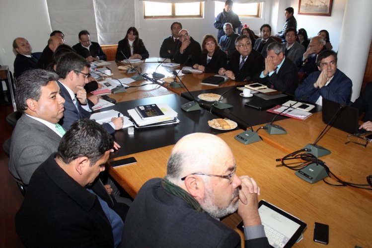 Buscarán agilizar licitación de estudios de plantas desaladoras para la región