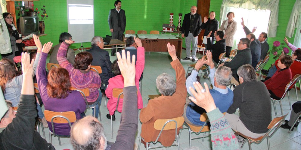 Consejeros Regionales presentan a la comunidad de El Tambo el diseño de nueva posta rural