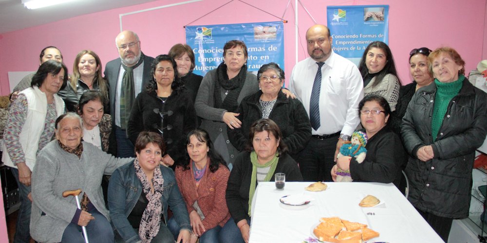 Emprendedoras de Las Rojas presentan trabajo textil al CORE realizado gracias a fondos concursables