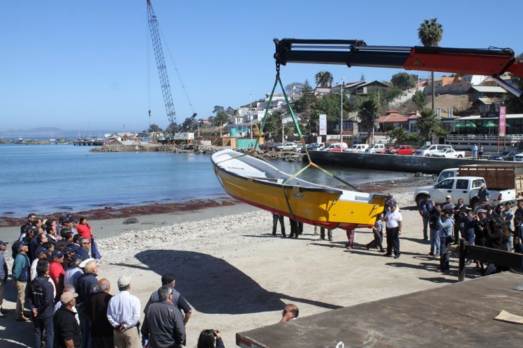 Gobierno entrega las primeras embarcaciones a los pescadores de Tongoy