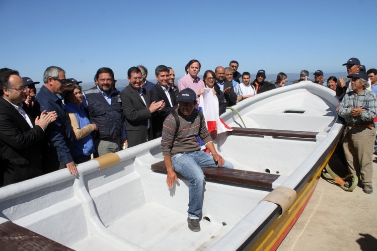 Gobierno entrega las primeras embarcaciones a los pescadores de Tongoy