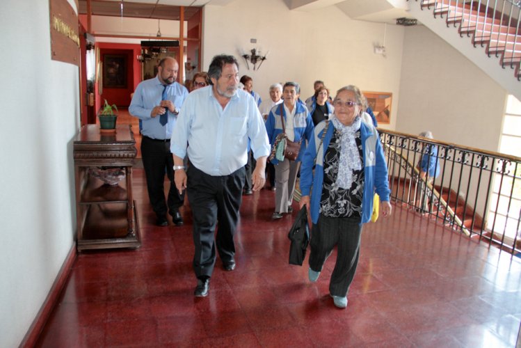 Adultos mayores de la región plantean sus inquietudes a los consejeros regionales en visita al Gobierno Regional