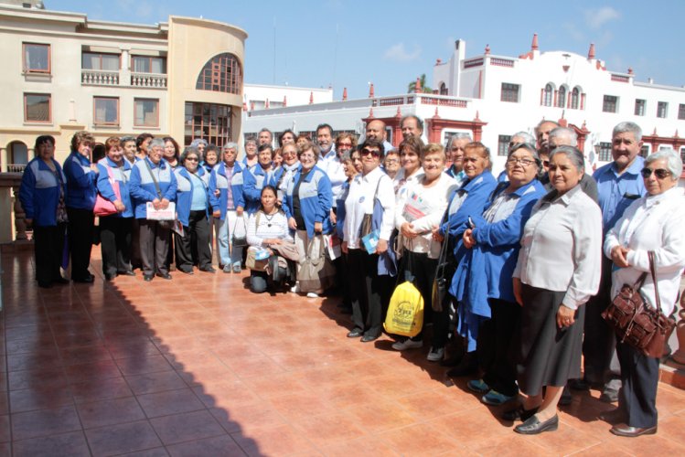 Adultos mayores de la región plantean sus inquietudes a los consejeros regionales en visita al Gobierno Regional
