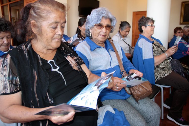 Adultos mayores de la región plantean sus inquietudes a los consejeros regionales en visita al Gobierno Regional