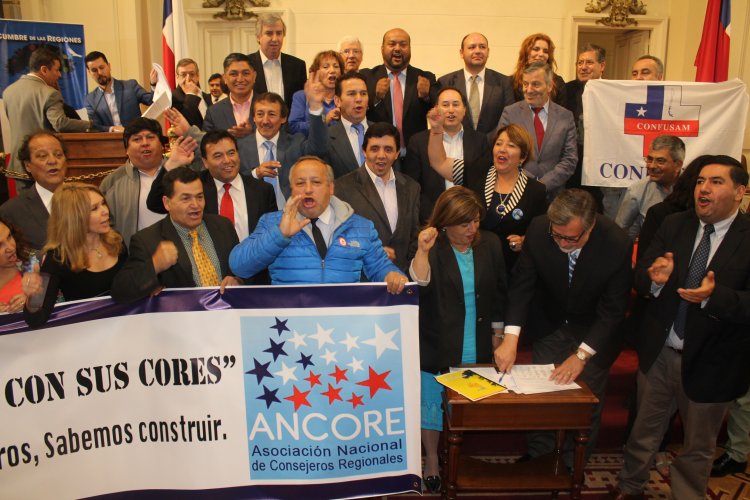 Consejeros de todo el país llegan hasta La Moneda y entregan manifiesto de las regiones para la descentralización