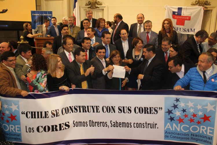 Consejeros de todo el país llegan hasta La Moneda y entregan manifiesto de las regiones para la descentralización