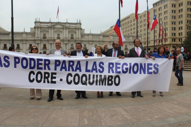 Consejeros de todo el país llegan hasta La Moneda y entregan manifiesto de las regiones para la descentralización
