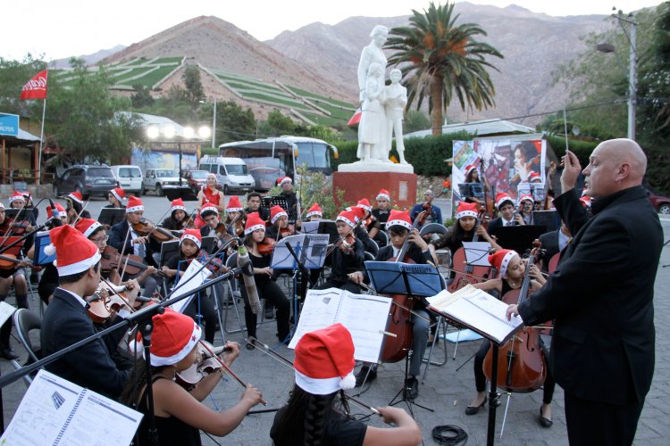 Más de cien niños beneficiados con fondos de cultura del Gobierno Regional brindan concierto navideño en Monte Grande
