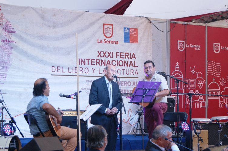 Profesores cantan y declaman experiencia normalista en Feria del Libro de La Serena