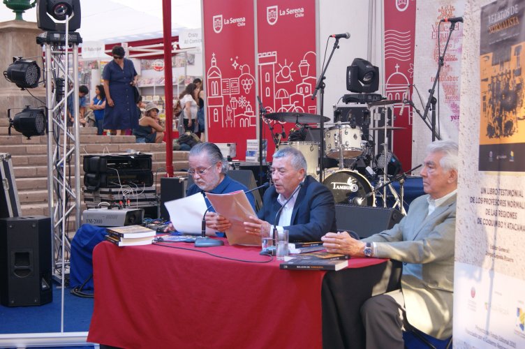Profesores cantan y declaman experiencia normalista en Feria del Libro de La Serena