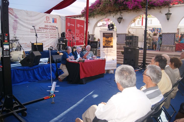 Profesores cantan y declaman experiencia normalista en Feria del Libro de La Serena