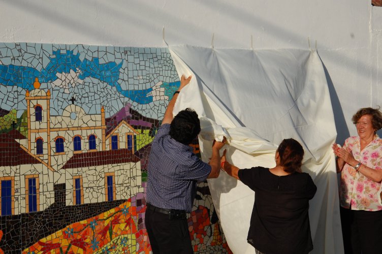 Inauguran en Las Compañías mural construido por vecinos
