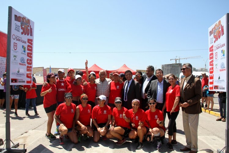 Competidores inician maratón extrema de 506 K desde El Faro de La Serena hacia San Juan, Argentina