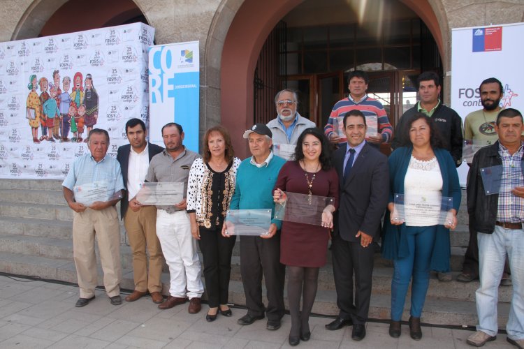 Gobierno Regional y FOSIS entregan $400 millones a emprendedores y agrupaciones productivas de la zona