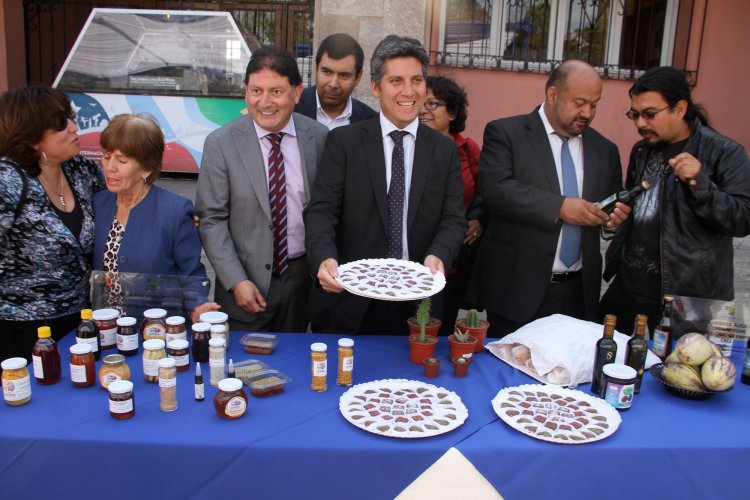 Gobierno Regional y FOSIS entregan $400 millones a emprendedores y agrupaciones productivas de la zona