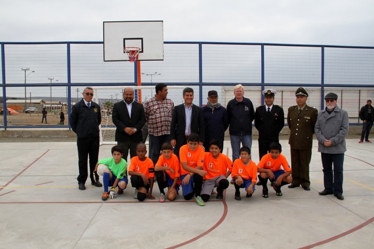 Habitantes de Puerto Aldea cuentan con nueva multicancha y moderna plaza para hacer ejercicios al aire libre