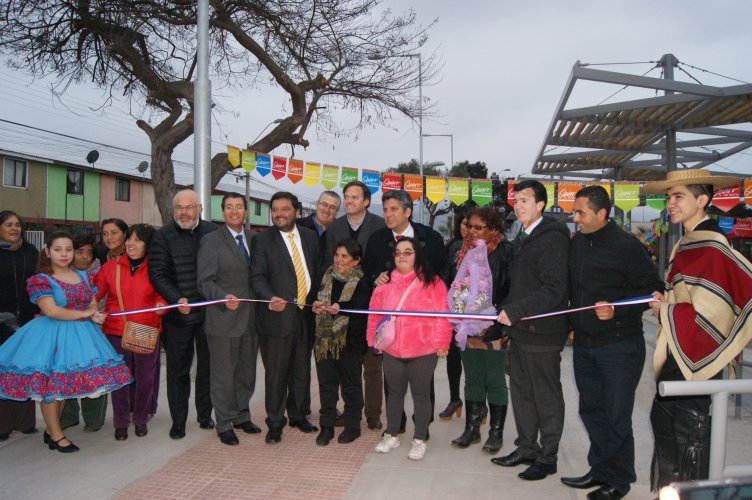 En calle Llanquihue de Tierras Blancas inauguran moderno paseo peatonal