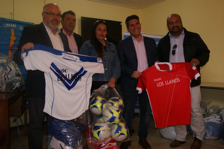 Asociación de fútbol amateur recibe millonaria implementación deportiva de parte del Gobierno Regional