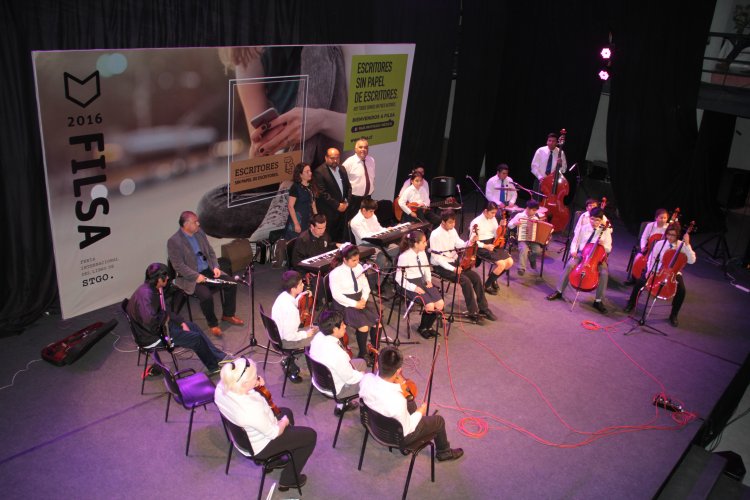 Niños y niñas con discapacidad visual del Colegio Luis Braille presentan su música en emotivo concierto en la FILSA