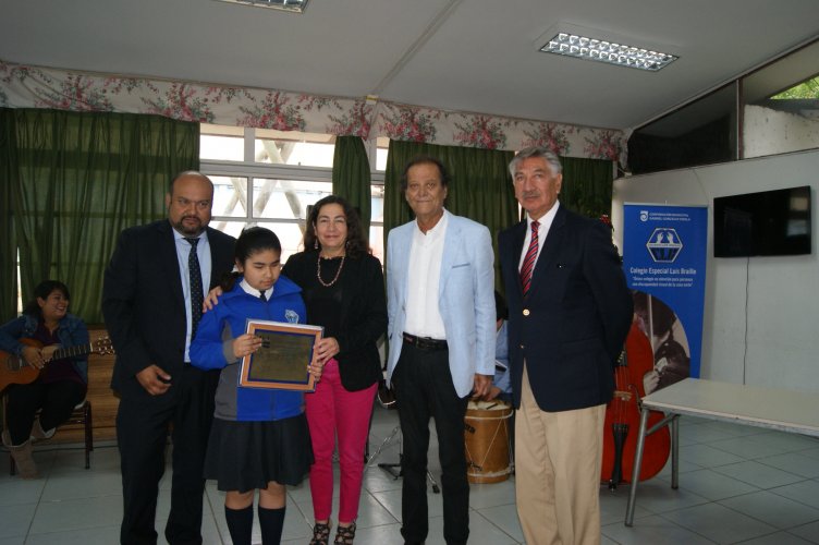 CORE entrega reconocimiento a Orquesta de Cámara del Colegio Luis Braille por su actuación en la FILSA 2016