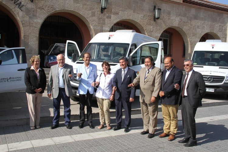 Gobierno Regional cumple compromiso y traspasa oficialmente 5 vehículos a Fundación Teletón