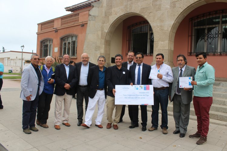 Trabajadores de taxicolectivos reciben recursos para modernizar sus vehículos