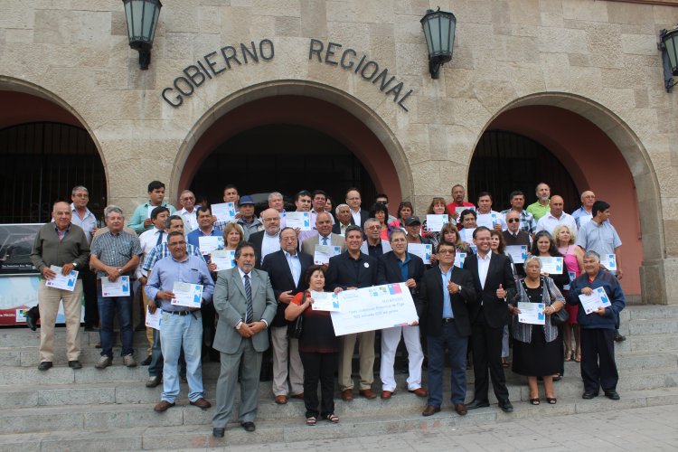 Trabajadores de taxicolectivos reciben recursos para modernizar sus vehículos