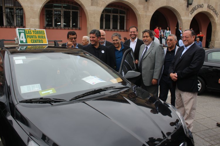 Trabajadores de taxicolectivos reciben recursos para modernizar sus vehículos