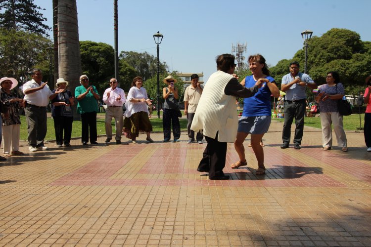 Adultos mayores de La Serena demuestran los atributos de la biodanza