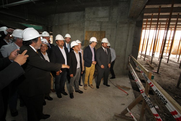 Consejeros y alcalde recorren obras del edificio consistorial de Coquimbo que llegan al 56%