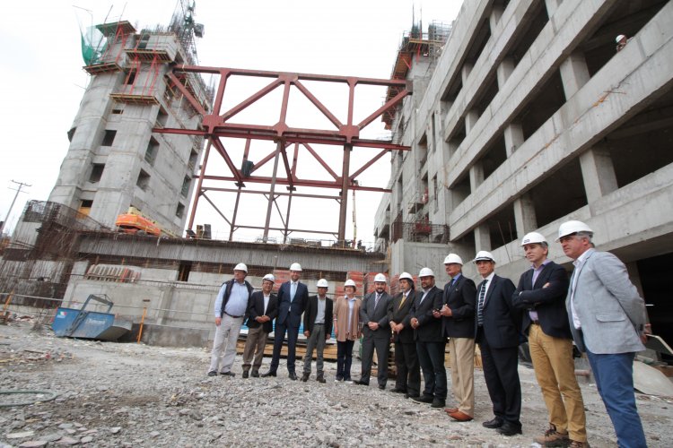 Consejeros y alcalde recorren obras del edificio consistorial de Coquimbo que llegan al 56%