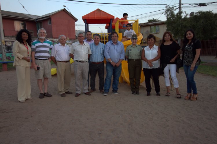 Vecinos de Las Compañías instalan juegos para los niños y recuperan espacios públicos