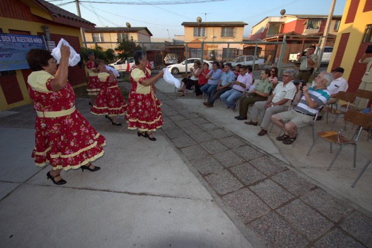 Vecinos de Las Compañías instalan juegos para los niños y recuperan espacios públicos